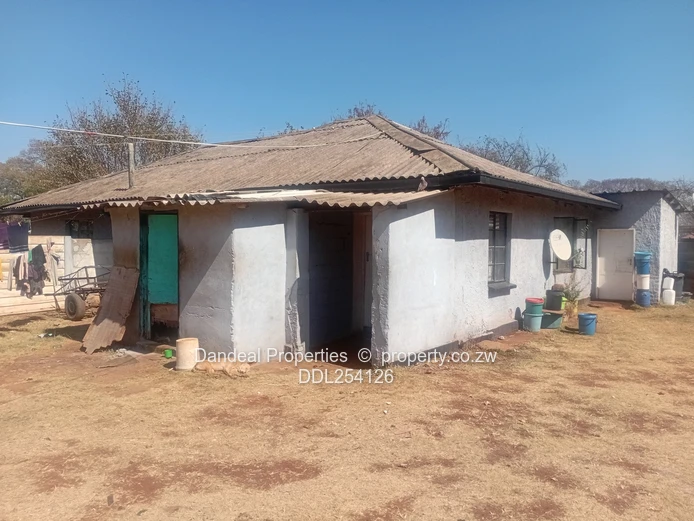 Eastlea Office on 2,500m² — Yard, Parking & Main Road Frontage