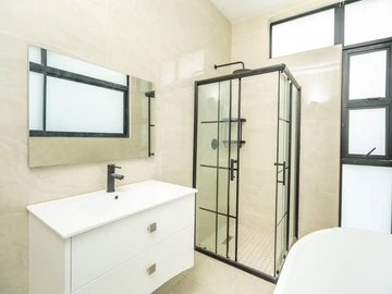 4 Bedroom Flat & Apartment