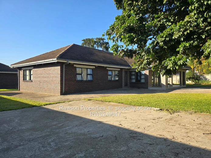 Windsor Park: 5-Bed Brick Home on 2000 m² — Island Kitchen