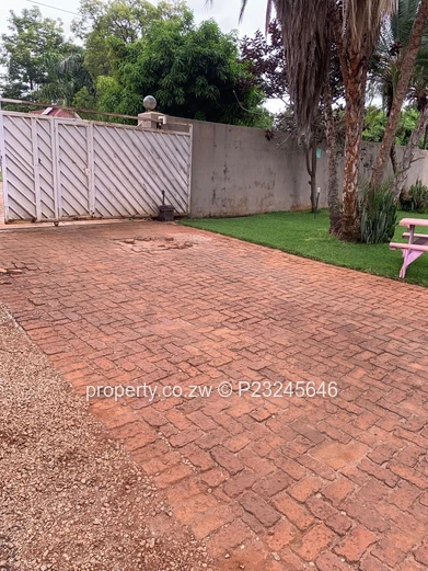 420 m² Milton Park Office - Borehole ,Paved Parking Space and Caretaker's cottage  (Sole Mandate)