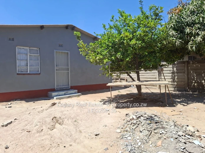 Chitungwiza 2-Bed Tiled House with Garden & Verandah