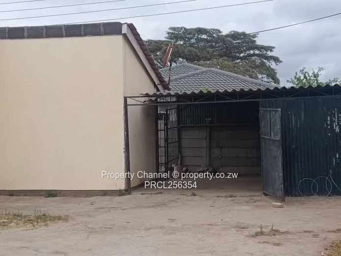 Msasa Park: 2-Bed Home with Covered Carport & Yard