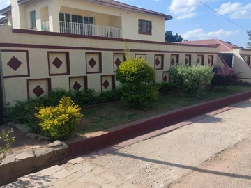 Zimre Park Gem ,Versatile Double-Storey Home with Cottage & Staff Quarters.