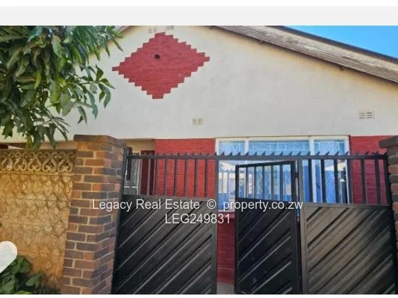 Cozy 3-Bed Walled Home in Kuwadzana - Verandah & Garden