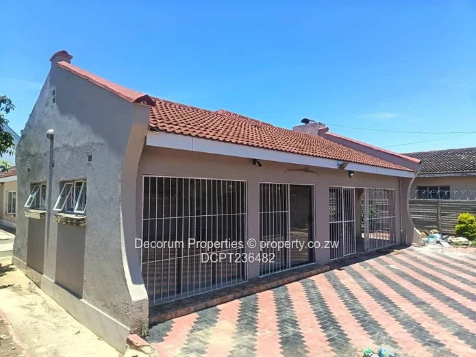 Marlborough 4-Bed Home — Paved Drive, Water Tank & Secure