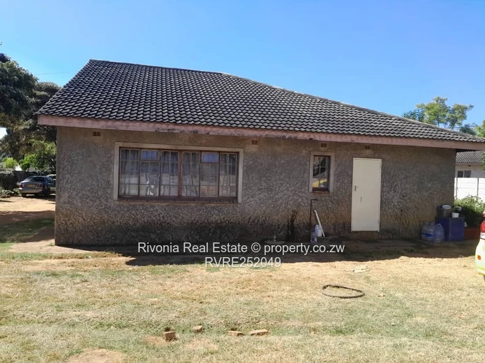 4-Bed Family Home on 1,500m² with Borehole, Borrowdale West