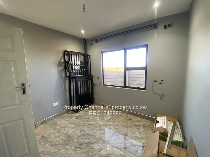 Glaudina 3-Bed: Modern Tiles, Built-ins & Borehole