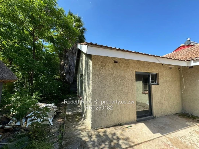 HOUSE FOR SALE in WATERFALLS PROSPECT (IDEAL FOR INVESTMENT) - TAKING NOSTRO