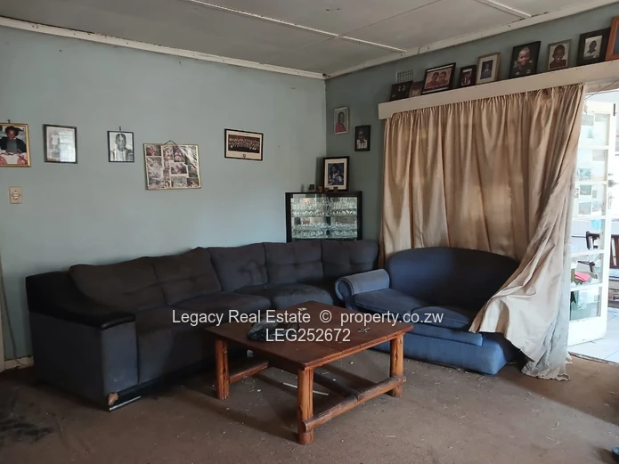 Marlborough 1-Acre: 3-Bed Home with Cottage & Garden (Sole Mandate)