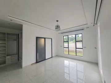 3 Bedroom Flat & Apartment