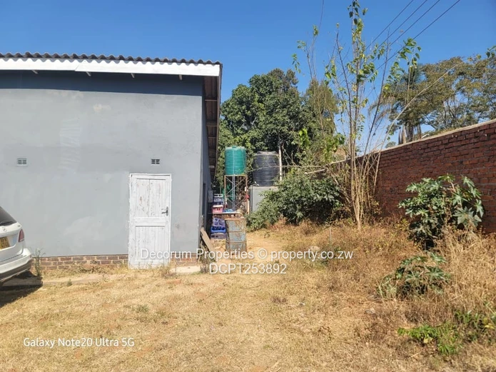 Glenlorne Kambanji stand with self contained 3 bedroomed cottage for sale (Sole Mandate)