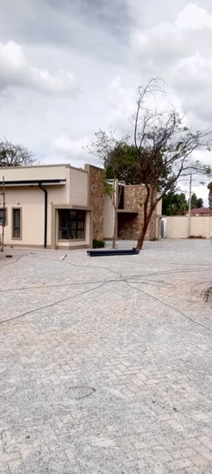 Modern 3 Bed, 2 Bath Flat in Borrowdale with Borehole