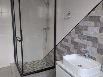 4 Bedroom Flat & Apartment