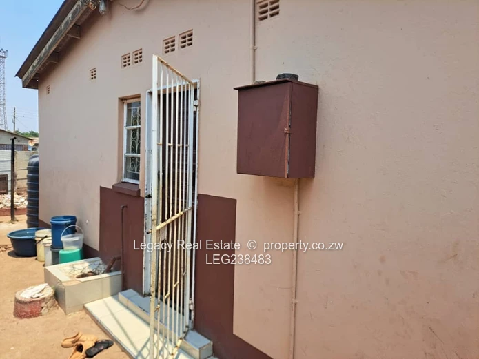 Spacious 4-Bedroom Full House to Rent – Warren Park D