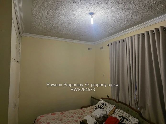 Glen Lorne: 5-Bed Family Home on 5965m² — Pool & Borehole (Sole Mandate)