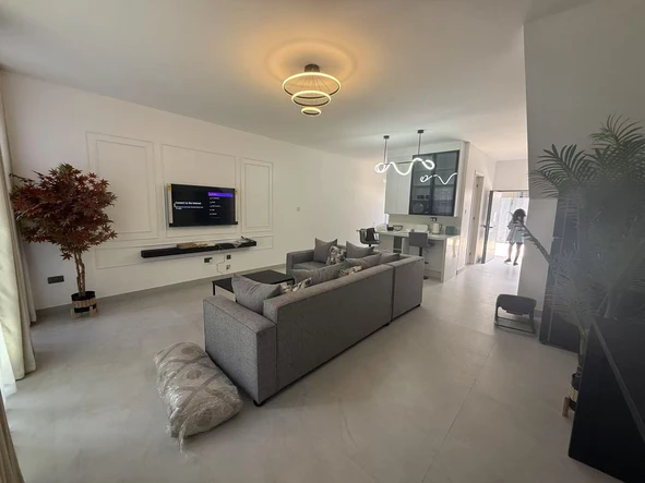 2 Bedroom Flat & Apartment