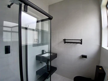2 Bedroom Flat & Apartment