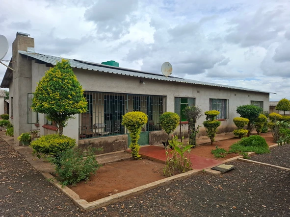 Spacious Land And Comfortable Living!