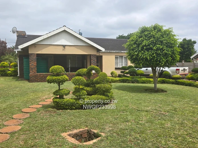 Montrose, Bulawayo South — 3-Bed House on 1600m² with Pool & Borehole