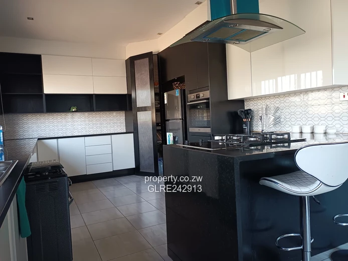 Sunny 3-Bed Bluff Hill Flat — Borehole, Garden & Parking