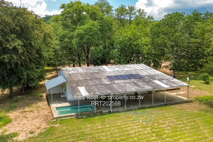 Lake Frontage property on 8.5 hectares (21 acres)