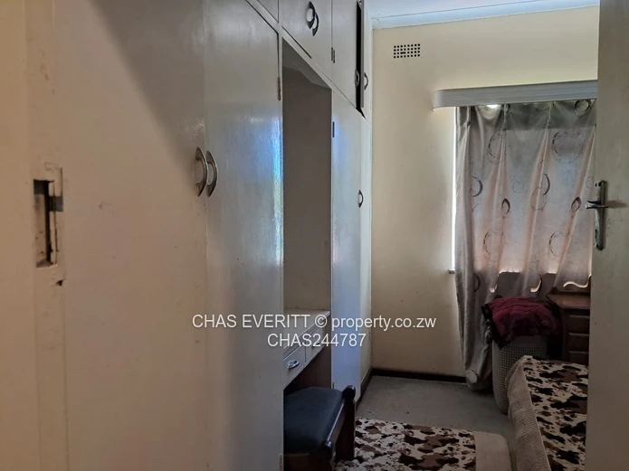 Friendly 4-Bed Hatfield House with Staff Quarters