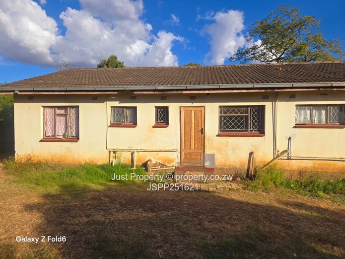 Braeside 4-Bed Renovator's Gem on 912m² — Garage & ZESA