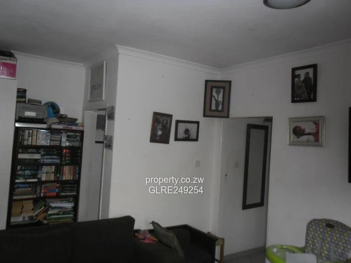 Marlborough 2-Bed Garden Flat — Borehole & Paved Courtyard