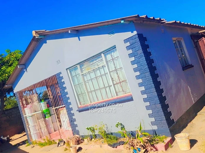 Zengeza 2 Chitungwiza 4 bedroom house for 40K