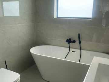 4 Bedroom Flat & Apartment