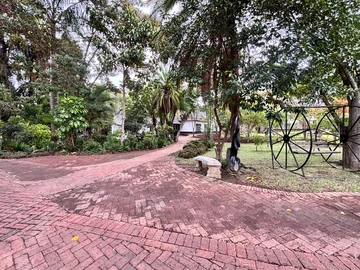 10 Bedroom House