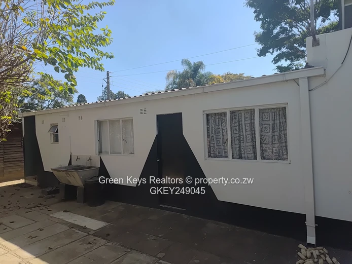 Mount Pleasant 4-Bed with Pool, Borehole Tanks & Gardeneds 