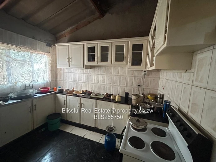 4 bedroom house for sale in Chitungwiza unit k-DEEDS, Nostro Accepted