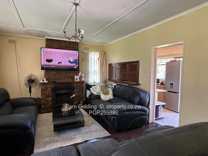 Bulawayo East: 2-Bed Brick Home on 1,400m² with Borehole in Suburbs (Sole Mandate)