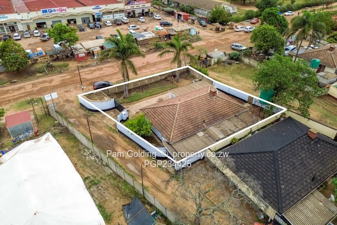 3 Bedroomed Garden Flat For Sale in Chadcombe