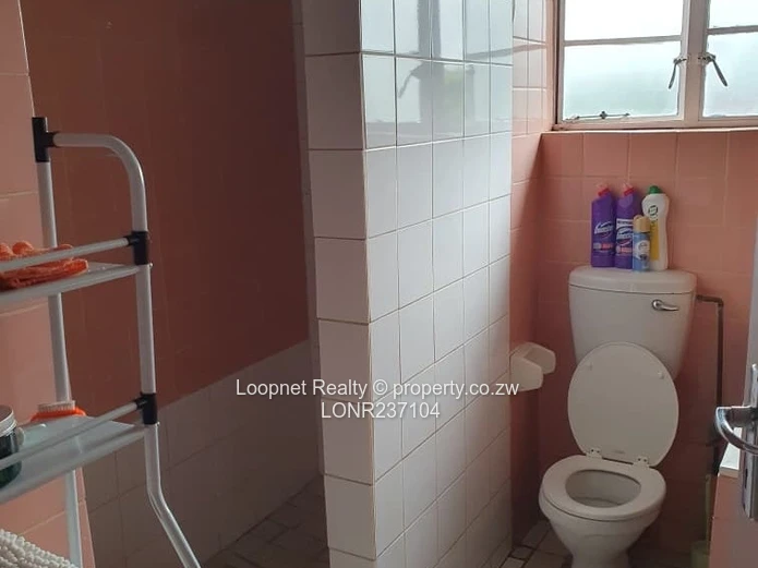 Marlborough 2-Bed Flat, Borehole & Sunny Lounge (Sole Mandate)