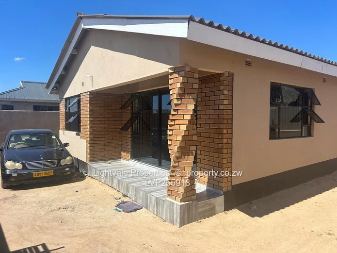 4-Bed Walled Home in Manyame Park — Verandah & En-Suite (Sole Mandate)