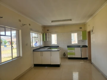 4 Bedroom Flat & Apartment
