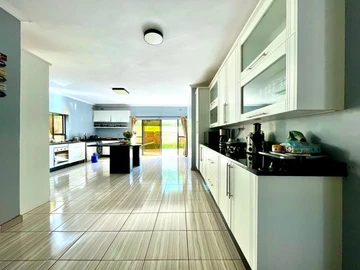6 Bedroom Flat & Apartment