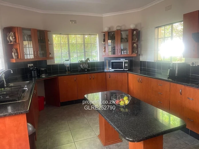 Spacious 3-Bed Double-Storey in Borrowdale Brooke with Garden