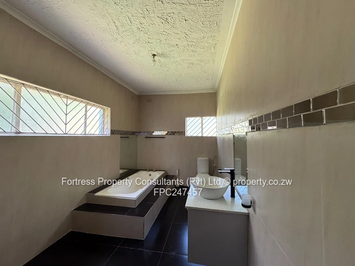 Glen Lorne 8-Bed House with Pool & Sunlit Lounge