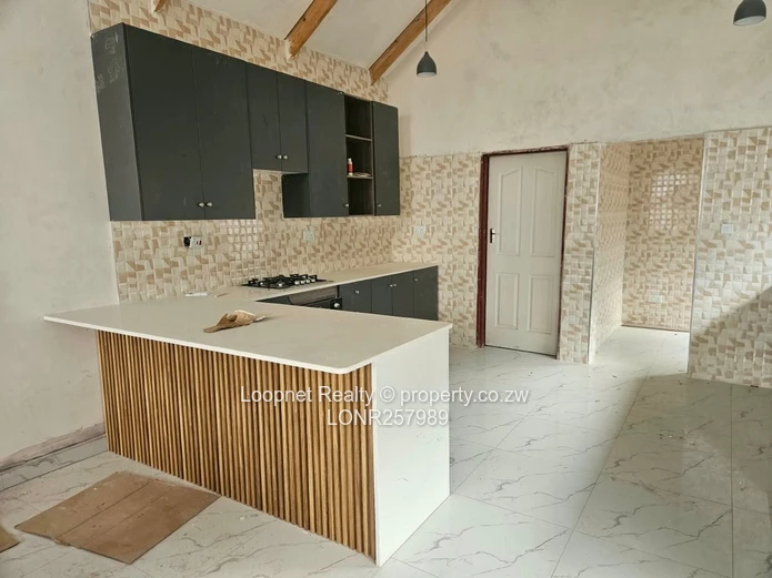 Spacious 3BR Garden Flat Greendale – Open-plan Kitchen & Borehole