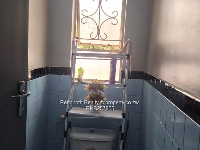 Braeside 3-Bed Home - 800m², Garden & Staff Quarters