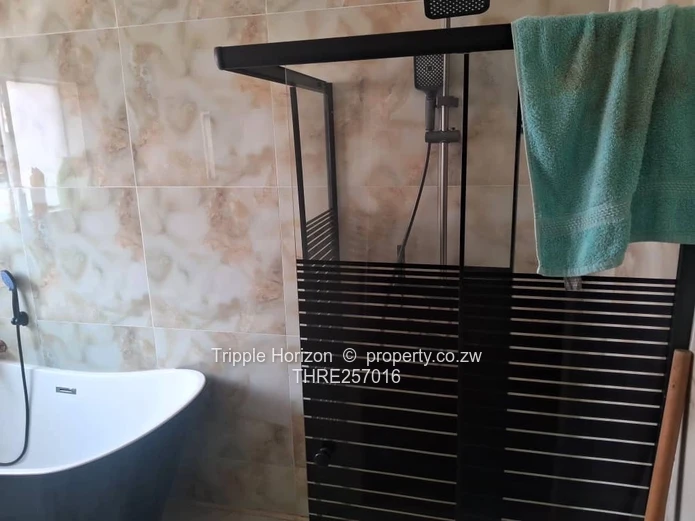 Glaudina 2-Bed Home - Borehole, Freestanding Tub & Stylish Dining