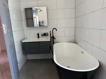 4 Bedroom Flat & Apartment