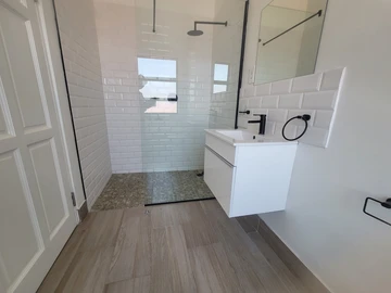 2 Bedroom Flat & Apartment