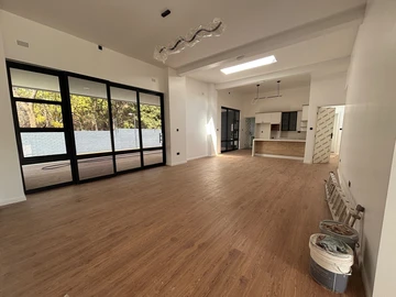 4 Bedroom Flat & Apartment