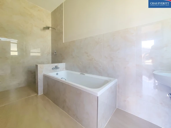 4 Bedroom Flat & Apartment