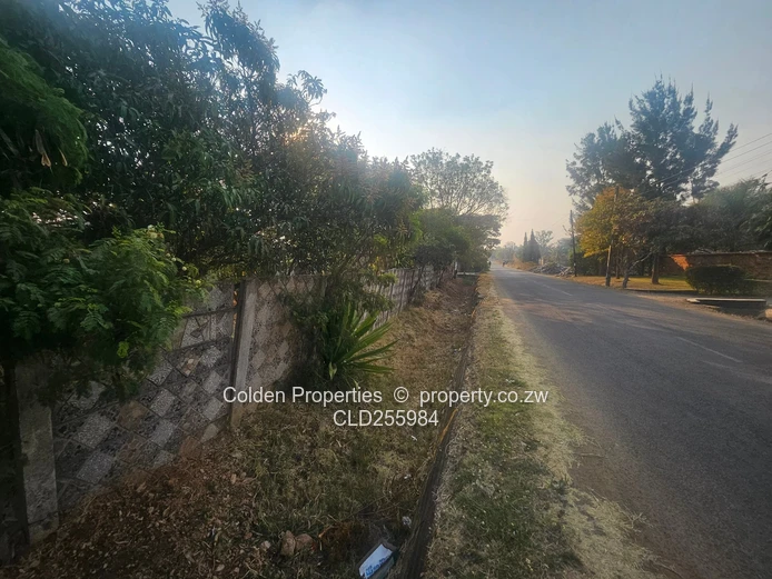 Highlands 5-Bed Townhouse on 3850m² with Borehole & Tanks