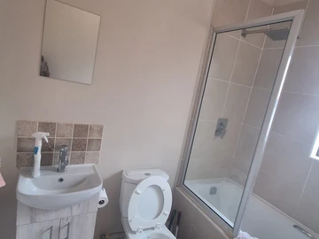 2 Bedroom Flat & Apartment